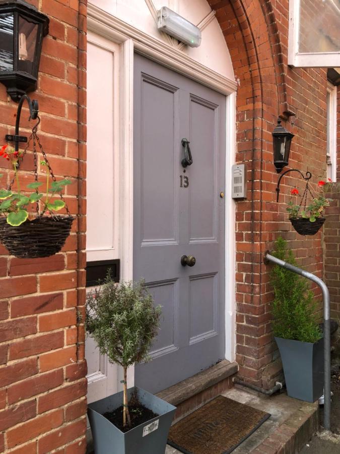 Canterbury Accommodations With Free Car Park Onsite And High Speed Wifi Esterno foto