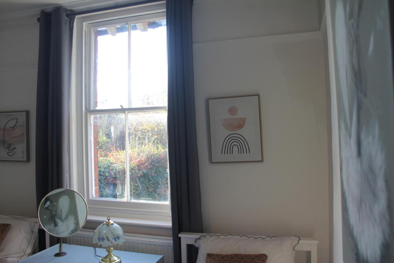 Canterbury Accommodations With Free Car Park Onsite And High Speed Wifi Esterno foto